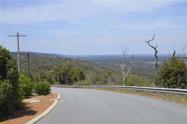 Zig Zag Scenic Drive - An iconic destination for both local community members and tourist alike located in the Gooseberry Hill National Park. Scenic and panoramic views of sunset, Perth City, Perth Airport (22/08/2022 - Credits: City of Kalamunda)