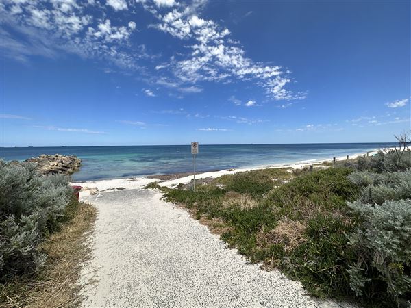 Dutch Inn Beach - Groyne & Footpath (7/12/2022 - Credits: Crystal Munitich McCallum)