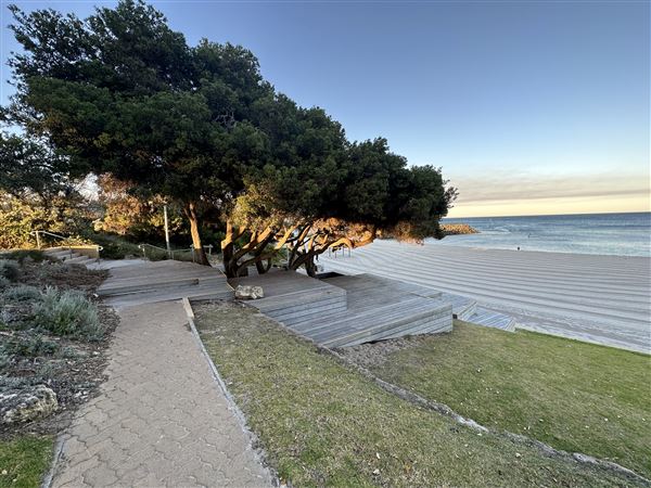 Cottesloe Beach - Cottesloe Beach in the Morning (7/12/2022 - Credits: Crystal Munitich McCallum)