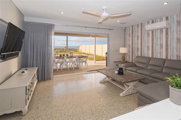 Busselton Beach House (12/04/2018 - Credits: Peter Hughes Photography - Busselton WA)