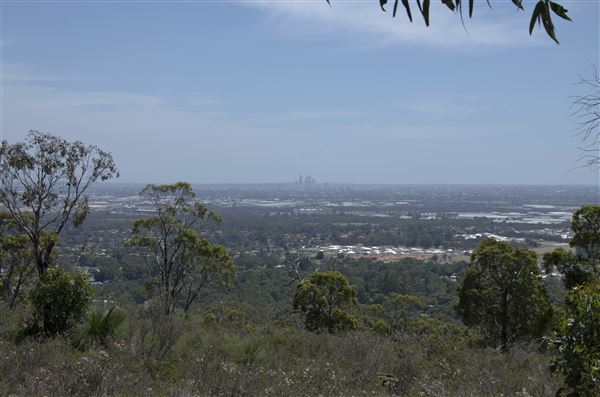 Zig Zag Scenic Drive - An iconic destination for both local community members and tourist alike located in the Gooseberry Hill National Park. Scenic and panoramic views of sunset, Perth City, Perth Airport (22/08/2022 - Credits: City of Kalamunda)