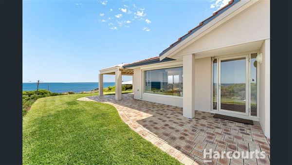Mandurah - Falcon - https://book.bookeasy.com/agent/visit-mandurah/7141804/accom/madora-bay-beach-house/95787#/accom/95787 (9/03/2023 - Credits: Madora Bay Beach House)