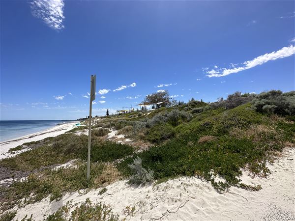Dutch Inn Beach - Groyne & Footpath (7/12/2022 - Credits: Crystal Munitich McCallum)