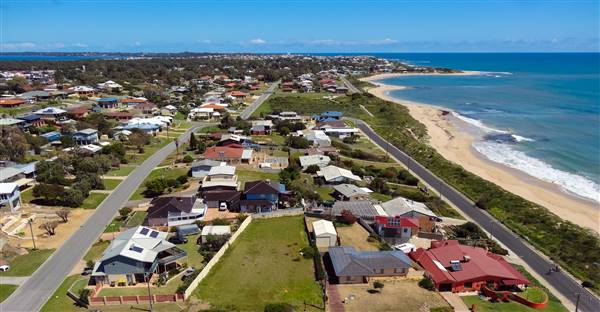 Mandurah - Falcon (30/09/2015 - Credits: Helicam Aerial Imaging)