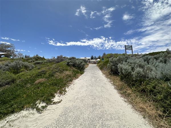 Dutch Inn Beach - Groyne & Footpath (7/12/2022 - Credits: Crystal Munitich McCallum)