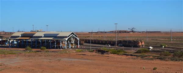 Port Hedland - Road heading south (3/10/2016 - Credits: Chris Veerhuis)