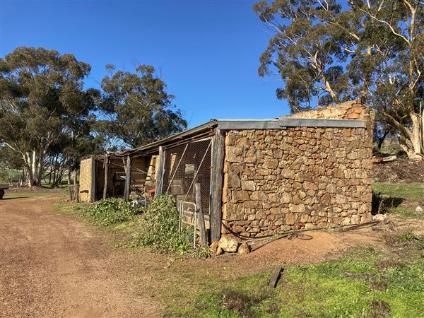 Tachbrook Outbuildings - stone stable, old fibro house - Photos of stone stables and fibro abandoned house (18/07/2022 - Credits: Russell Prowse)