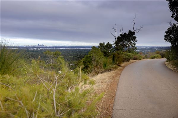 Zig Zag Scenic Drive - An iconic destination for both local community members and tourist alike located in the Gooseberry Hill National Park. Scenic and panoramic views of sunset, Perth City, Perth Airport (22/08/2022 - Credits: City of Kalamunda)