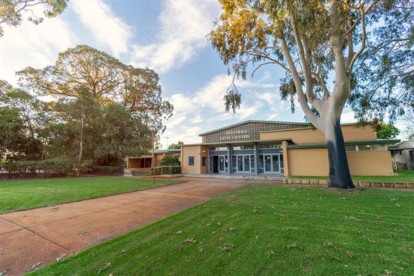 Pinjarra Civic Centre - Pinjarra Civic Centre grounds and entrance (8/06/2020)