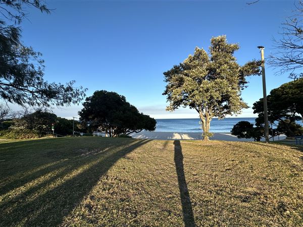 Cottesloe Beach - Footpaths and Sundials (7/12/2022 - Credits: Crystal Munitich McCallum)