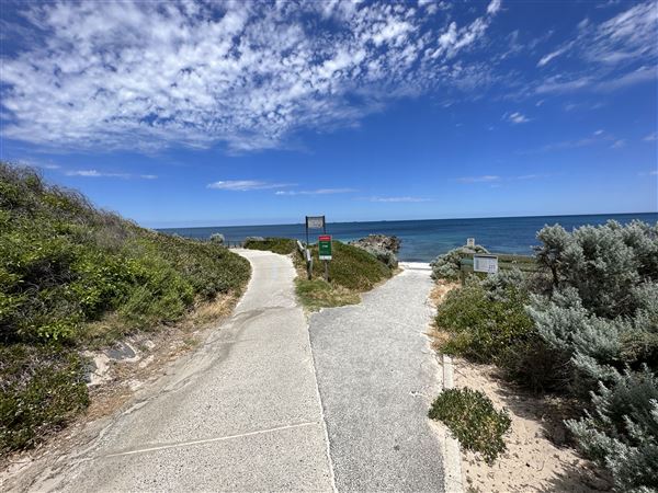 Dutch Inn Beach - Groyne & Footpath (7/12/2022 - Credits: Crystal Munitich McCallum)